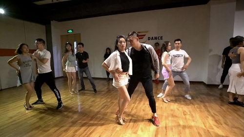 bachata舞视频,跟随视频领略拉丁风情